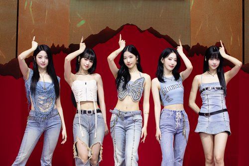 K-pop girl group Le Sserafim poses during a media showcase event in Seoul on May 1, 2023, for its first full-length album, "Unforgiven," in this file photo provided by Source Music. (PHOTO NOT FOR SALE) (Yonhap)