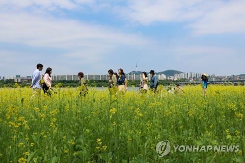 People take a stroll along the Han River in Seoul on May 14, 2023. (Yonhap)