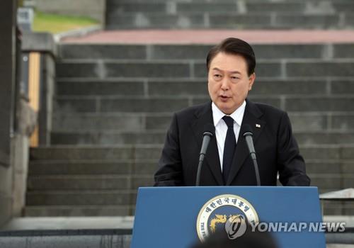 (LEAD) Yoon calls for fighting against threats to freedom, democracy by upholding Gwangju uprising spirit