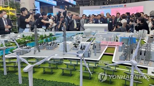 Prime Minister Han Duck-soo (C) and other dignitaries visit an energy industry pavilion of the 2023 World Climate Industry Expo ahead of its opening ceremony in the southeastern port city of Busan on May 25, 2023. (Yonhap)