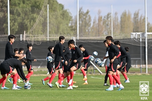 Players on the South Korean men's under-20 national football team train for the FIFA U-20 World Cup at Club Deportivo Cruz Training Center in Mendoza, Argentina, on May 24, 2023, in this photo provided by the Korea Football Association. (PHOTO NOT FOR SALE) (Yonhap)