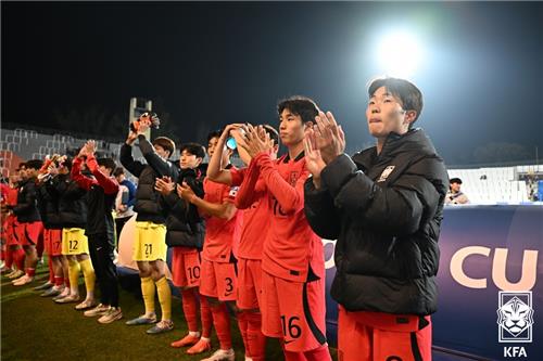 South Korean players salute the crowd after a 2-2 draw against Honduras in a Group F match at the FIFA U-20 World Cup at Estadio Malvinas Argentinas in Mendoza, Argentina, on May 25, 2023, in this photo provided by the Korea Football Association. (PHOTO NOT FOR SALE) (Yonhap)