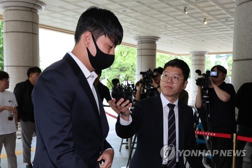 (LEAD) Pro baseball player Lee Young-ha acquitted of assault charges against former teammate