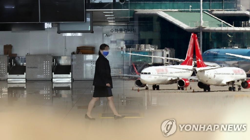 This undated file graphic, provided by Yonhap News TV, shows an air carrier employee at an airport. (Yonhap)