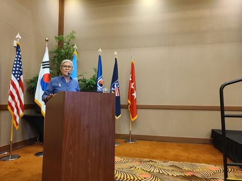 Miemie Winn Byrd, profesora del Centro Daniel K. Inouye Asia-Pacífico para Estudios de Seguridad (DKI APCSS) con sede en Hawái, habla durante el simposio Mujer, Paz y Seguridad (WPS) en Camp Humphreys, la principal instalación militar de EE. UU. en Pyeongtaek , 65 kilómetros al sur de Seúl, el 13 de junio de 2023. (Yonhap)