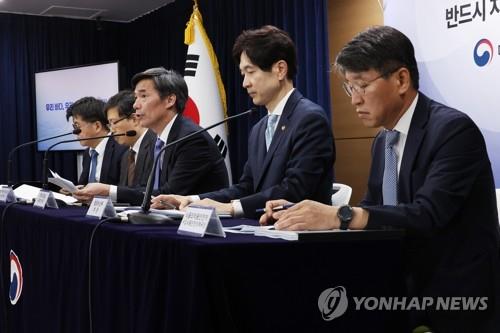 Park Ku-yeon (3rd from L), the first deputy chief of the Office for Government Policy Coordination, speaks during a daily briefing on July 5, 2023. (Yonhap) 