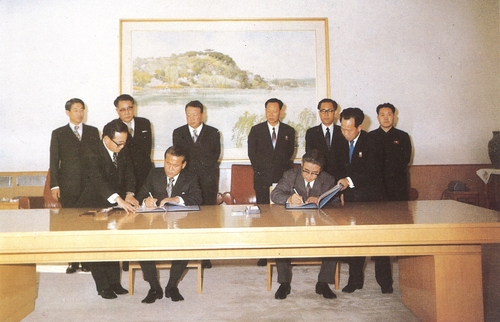 En esta foto de archivo fechada el 4 de noviembre de 1972, proporcionada por el Ministerio de Unificación, Lee Hu-rak (izquierda, sentado), entonces jefe de la agencia de inteligencia estatal de Corea del Sur, y Kim Yong-ju (derecha, sentado), entonces jefe de asuntos de organización en el gobernante Partido de los Trabajadores de Corea del Norte, firmar un acuerdo sobre la formación y operación de un comité intercoreano.  (FOTO NO A LA VENTA) (Yonhap)