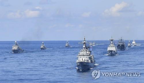 Esta foto de archivo sin fecha, proporcionada por la Armada, muestra buques de guerra participando en un ejercicio de defensa cerca de Dokdo en 2019. (FOTO NO A LA VENTA) (Yonhap)