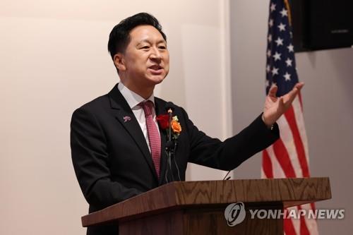 Esta foto, proporcionada por el gobernante Partido del Poder Popular, muestra a su líder, la representante Kim Gi-hyeon, hablando en el Monumento a los Veteranos de la Guerra de Corea en Washington el 11 de julio de 2023. (FOTO NO A LA VENTA) (Yonhap)