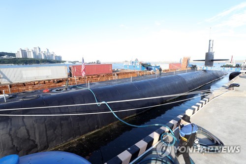 Esta foto, proporcionada por el Defense Daily el 19 de julio de 2023, muestra el submarino de misiles balísticos nucleares USS Kentucky en una base naval clave en Busan, 320 kilómetros al sureste de Seúl.  (FOTO NO A LA VENTA) (Yonhap)