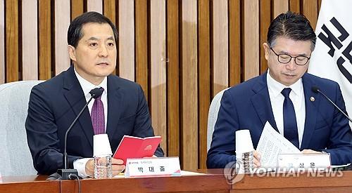 Park Dae-chul (L), the top policymaker of the ruling People Power Party, and Vice Education Minister Jang Sang-yoon attend a consultative meeting of senior party and government officials at the National Assembly in Seoul on Sept. 12, 2023. (Yonhap)