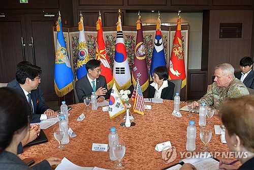 South Korea's Vice Defense Minister Shin Beom-chul (2nd from L) speaks with Heidi Shyu, the U.S. under secretary of defense for research and engineering, at his office in central Seoul on Sept. 14, 2023, in this photo provided by the ministry. (PHOTO NOT FOR SALE) (Yonhap)