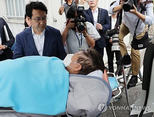 Lee Jae-myung (C), the leader of the main opposition Democratic Party, is transferred to a nearby hospital from the National Assembly in Seoul on Sept. 18, 2023. (Yonhap)