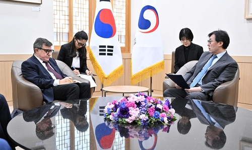 Seoul's Vice Foreign Minister Chang Ho-jin (R) speaks with Russian Ambassador Andrey Kulik in Seoul on Sept. 19, 2023, in this photo released by the Ministry of Foreign Affairs. (PHOTO NOT FOR SALE) (Yonhap)
