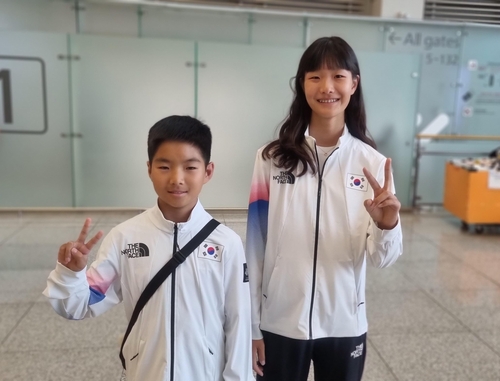 South Korean skateboarders Moon Gang-ho (L) and Cho Hyun-ju pose for a photo at Incheon International Airport, west of Seoul, before departing for Hangzhou, China, for the Asian Games on Sept. 20, 2023. (Yonhap)