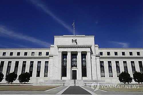 (LEAD) U.S. Fed holds key lending rate steady