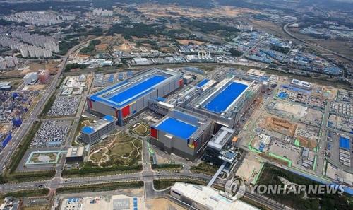 This photo provided by Samsung Electronics Co. shows the company's chip manufacturing plant in Pyeongtaek, 65 kilometers south of Seoul. (PHOTO NOT FOR SALE) (Yonhap)