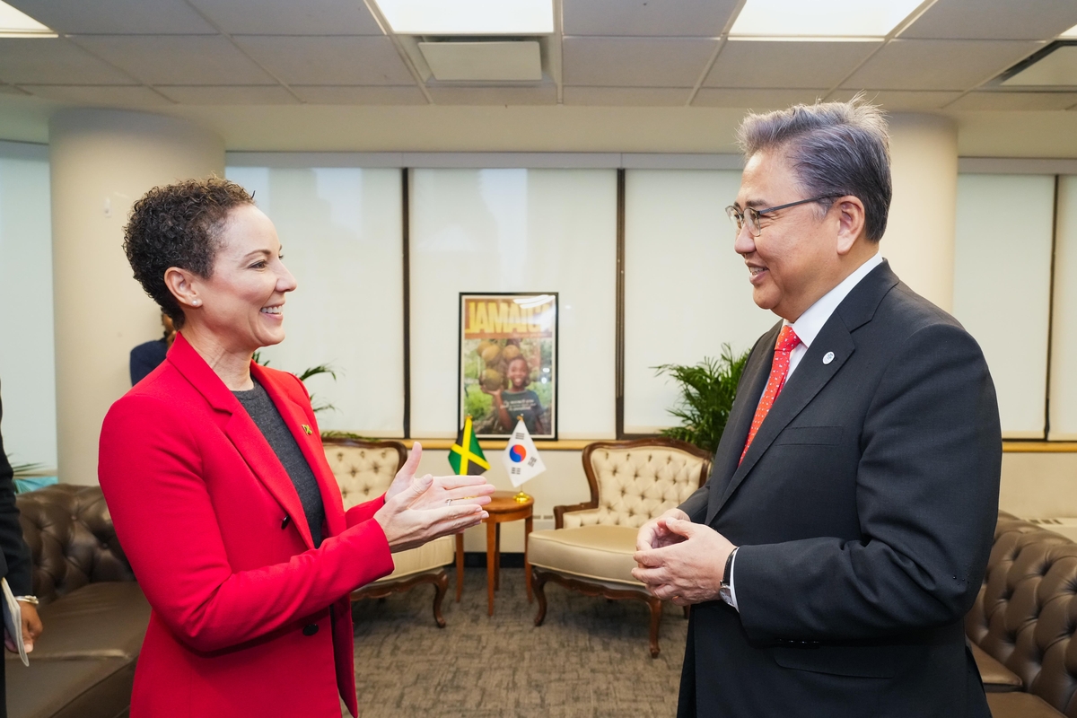 South Korean Foreign Minister Park Jin (R) meets with his Jamaican counterpart, Kamina Johnson Smith, in New York on the sidelines of the U.N. General Assembly, in this photo provided by Seoul's foreign ministry on Sept. 25, 2023. (PHOTO NOT FOR SALE) (Yonhap)