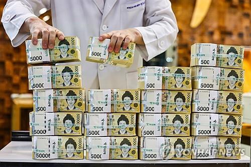 2023년 9월 25일 촬영된 사진 속 한 관계자가 서울 하나은행 본점에서 5만원권 위폐 여부를 확인하고 있다.(연합)