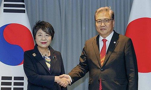 Foreign Minister Park Jin (R) poses for a photo with Japanese Foreign Minister Yoko Kamikawa ahead of their bilateral talks that took place on the margins of the U.N. General Assembly in New York on Sept. 21, 2023, in this file photo provided by Park's office. (PHOTO NOT FOR SALE) (Yonhap) 