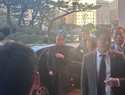 El ministro de Asuntos Exteriores chino, Wang Yi (centro), llega a un hotel en Busan el 25 de noviembre de 2023, un día antes de las conversaciones trilaterales con sus homólogos surcoreano y japonés en la ciudad portuaria del sureste.  (Yonhap)