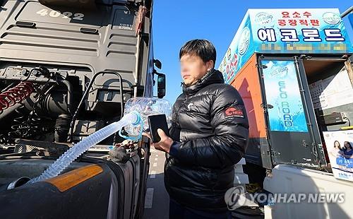 Un camionero llena un tanque de solución de urea en una carretera en Incheon, a 27 kilómetros al oeste de Seúl, el 4 de diciembre de 2023, en medio de informes noticiosos de que el gobierno chino ha detenido los procedimientos aduaneros para las exportaciones de urea a Corea del Sur.  (Yonhap)