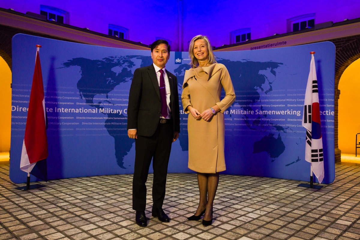 El viceministro de Defensa surcoreano, Kim Seon-ho (i), posa para una fotografía con la ministra de Defensa holandesa, Kajsa Ollongren, mientras mantienen conversaciones en La Haya el 12 de diciembre de 2023, en esta fotografía proporcionada por la oficina de Kim.  (FOTO NO EN VENTA) (Yonhap)