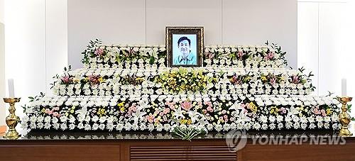 Un retrato del actor Lee Sun-kyun se muestra en un altar instalado en un hospital de Seúl el 27 de diciembre de 2023. Lee, un popular actor surcoreano mejor conocido por su papel en la película ganadora del Oscar. "Parásito," fue encontrado muerto ese mismo día en un aparente suicidio el miércoles en medio de una investigación sobre presunto uso de drogas.  (Yonhap)