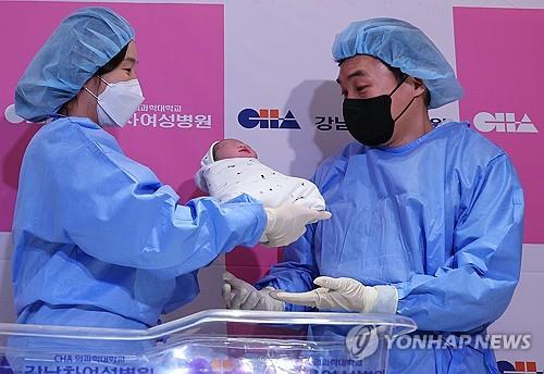 2024년 1월 1일 촬영된 이 사진에는 서울 강남구의 한 병원에서 갓 태어난 아기의 모습이 담겨 있다.  (연합)