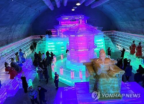 En esta fotografía proporcionada por el condado de Hwacheon, los visitantes observan las esculturas de hielo en el Festival de Hielo anual Hwacheon Sancheoneo en Hwacheon, en la provincia de Gangwon, a unos 90 kilómetros al noreste de Seúl, el 6 de enero de 2024.  (FOTO NO EN VENTA) (Yonhap)