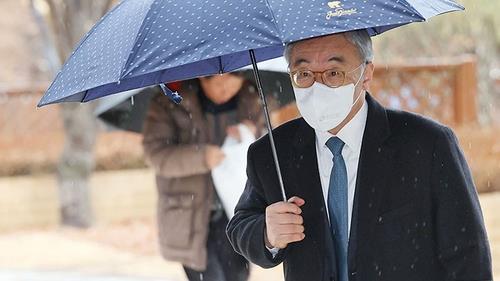 Lim Jong-hun, former deputy head of the National Court Administration, arrives at the Seoul Central District Court in southern Seoul on Feb. 5, 2024, to attend a trial on his power abuse case. (Yonhap)