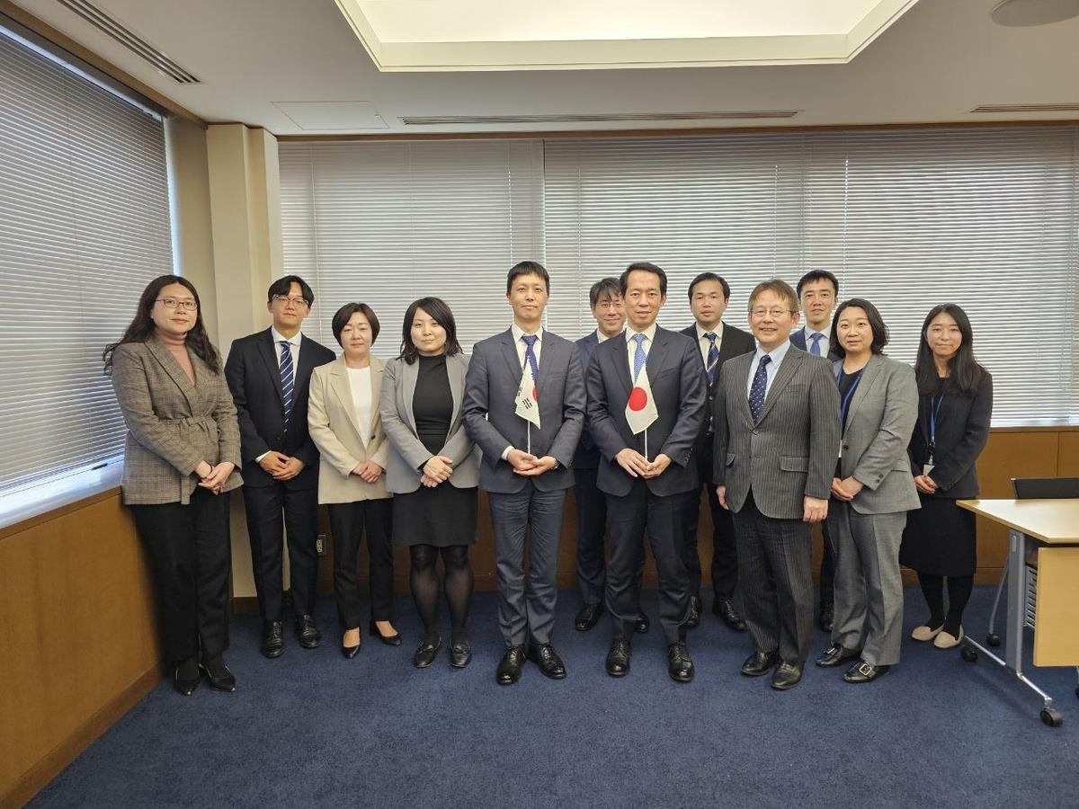 Youn Jong-kwon (quinto por la izquierda), director general de no proliferación nuclear y planificación diplomática del Ministerio de Asuntos Exteriores, posa para una fotografía con su homólogo japonés, Katsuro Kitagawa (sexto por la derecha), antes de sus conversaciones en el Ministerio de Asuntos Exteriores japonés. el 16 de febrero de 2024, en esta fotografía proporcionada por el Ministerio de Asuntos Exteriores de Corea del Sur.  (FOTO NO EN VENTA) (Yonhap)