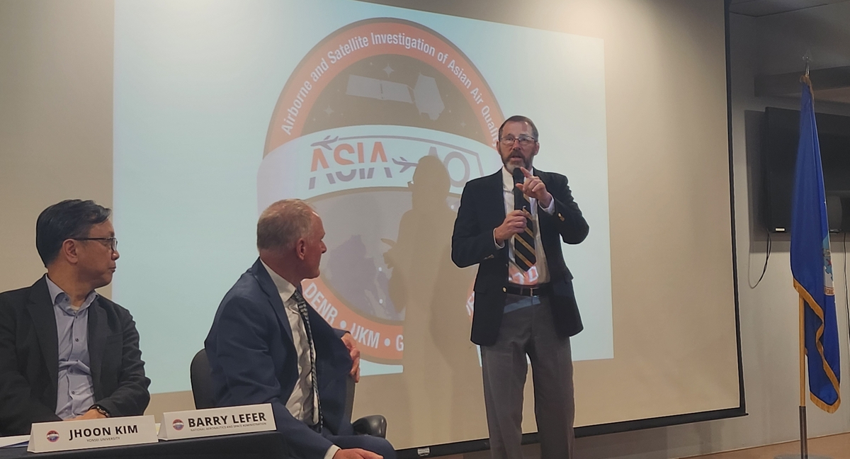 NASA ASIA-AQ 수석 과학자 짐 크로포드(Jim Crawford)가 2024년 2월 16일 오산 공군기지에서 열린 기자회견에서 기자들의 질문에 답변하고 있다.(연합)