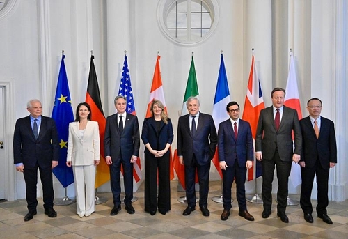 La foto tomada del sitio web del Ministerio de Asuntos Exteriores italiano muestra a los ministros de Asuntos Exteriores de los países del Grupo de los Siete y al Alto Representante de la Unión Europea.  (FOTO NO EN VENTA) (Yonhap)