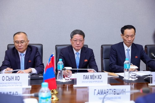 Esta fotografía, tomada del sitio web del Ministerio de Asuntos Exteriores de Mongolia el 12 de marzo de 2024, muestra al viceministro de Asuntos Exteriores de Corea del Norte, Pak Myong-ho (centro), asistiendo a conversaciones con su homólogo mongol, Amartuvshin Gombosuren.  (FOTO NO EN VENTA) (Yonhap)