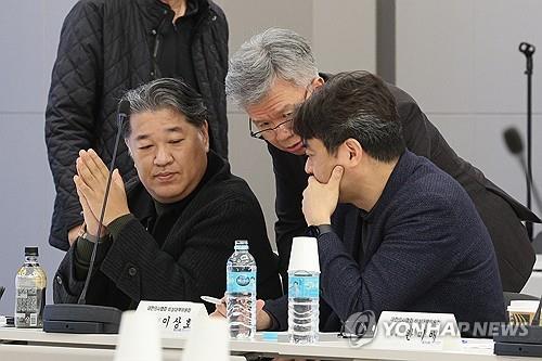 Kim Taek-woo (C), the head of the Korean Medical Association's emergency committee, speaks to officials during a meeting in Seoul on March 24, 2024. (Yonhap) 