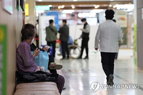 Patients wait for treatment at a hospital in the southeastern city of Daegu on March 29, 2024. (Yonhap)