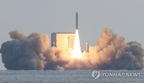 El tercer lanzamiento del país de un cohete espacial de combustible sólido se lleva a cabo desde una barcaza que flota en aguas a unos 4 kilómetros al sur de la isla de Jeju a las 2 pm del 4 de diciembre de 2023, poniendo con éxito en órbita un pequeño satélite de observación de la Tierra a una altitud de aproximadamente 650 kilómetros.  El satélite de radar de apertura sintética (SAR) de 100 kilogramos fue fabricado por Hanwha Systems.  (Yonhap)