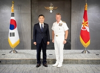 (LEAD) Defense chief discusses alliance with new U.S. Indo-Pacific commander