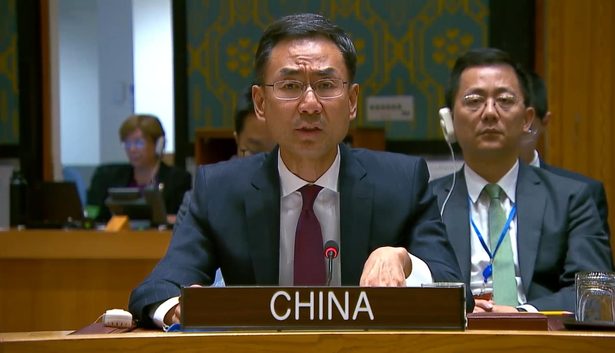 El representante adjunto de China ante la ONU, Geng Shuang, habla durante una reunión del Consejo de Seguridad de la ONU en la sede de la ONU en Nueva York el 28 de junio de 2024 en esta fotografía capturada de ONU Web TV.  (FOTO NO EN VENTA) (Yonhap)