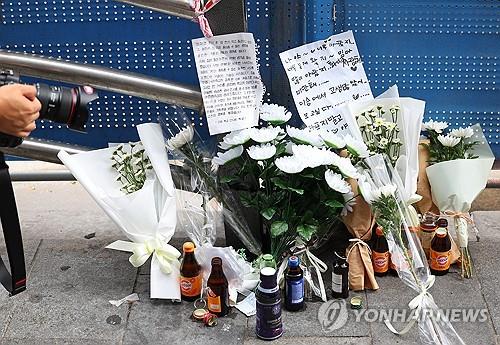 Flowers and drinks are left in memory of the victims of a car accident in downtown Seoul on July 3, 2024. A car crashed into pedestrians waiting for traffic signals at an intersection in downtown Seoul two days earlier, leaving nine dead and seven others injured. (Yonhap)