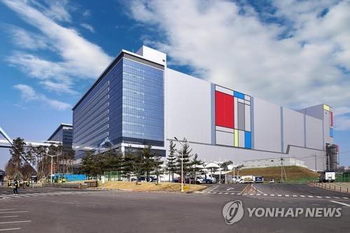 Samsung Electronics Co.'s facilities in Hwaseong, south of Seoul, are seen in this photo provided by the company. (PHOTO NOT FOR SALE) (Yonhap)