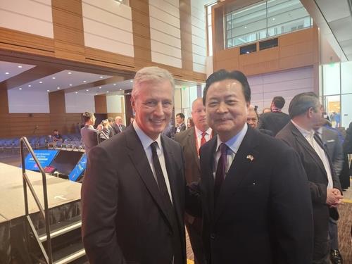 El ex asesor de seguridad nacional de Estados Unidos, Robert O'Brien (izq.), y el embajador de Corea del Sur en Estados Unidos posan para una fotografía durante un evento en Milwaukee, Wisconsin, el 16 de julio de 2024. (Yonhap)