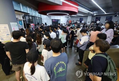 The headquarters of WeMakePrice, a South Korean affiliate of Singapore-based e-commerce platform Qoo10 Group, bustles with customers calling for refunds in the early hours of July 25, 2024. The uproar took place amid delayed payments by the platform operator and its sister platform TMON allegedly due to a liquidity shortage within Qoo10 Group. (Yonhap)