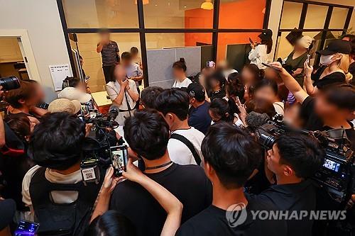 An official from the Fair Trade Commission speaks with TMON customers at TMON's headquarters in southern Seoul on July 25, 2024, over payment delays. (Yonhap) 