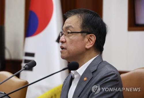 El ministro de Finanzas, Choi Sang-mok, habla durante una reunión de ministros relacionados con la economía en Seúl el 7 de agosto de 2024. (Yonhap)