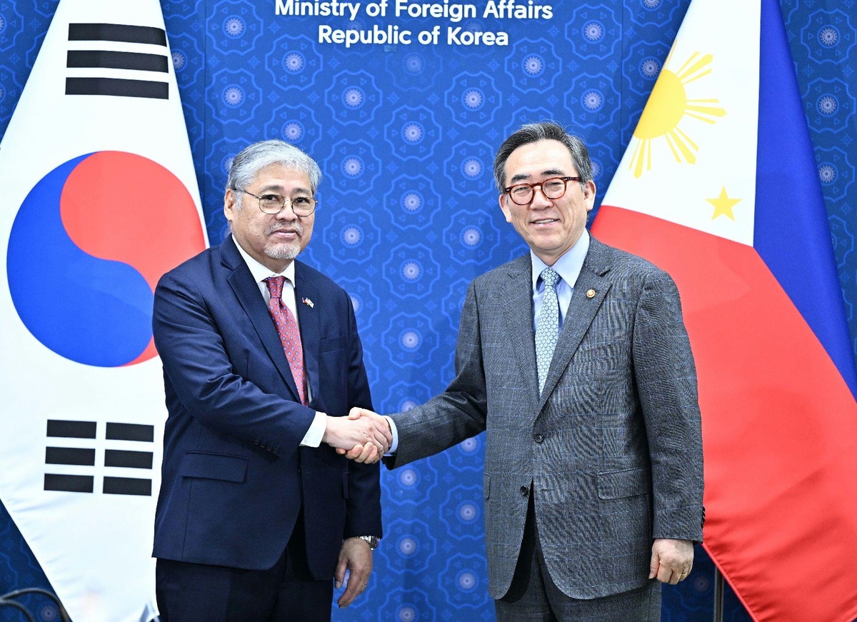 El ministro de Asuntos Exteriores, Cho Tae-yul (derecha), posa con su homólogo de Filipinas, Enrique Manalo, antes de sus conversaciones en el Ministerio de Asuntos Exteriores en Seúl el 7 de agosto de 2024, en esta foto proporcionada por la oficina de Cho. (FOTO NO A LA VENTA) (Yonhap) 