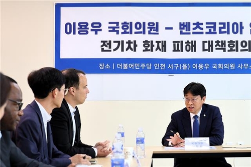 Esta foto proporcionada por la oficina del representante del Partido Demócrata Lee Yong-woo (derecha) muestra al legislador hablando con altos funcionarios de Mercedes-Benz Korea en su oficina en Incheon, al oeste de Seúl, el 7 de agosto de 2024, sobre un reciente incendio en el estacionamiento de un apartamento que comenzó en un vehículo eléctrico Mercedes-Benz la semana anterior. (FOTO NO A LA VENTA) (Yonhap)