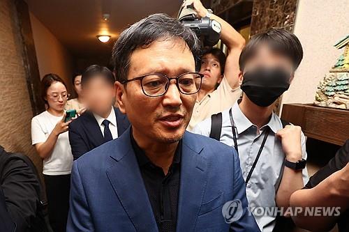 Ku Young-bae, founder and CEO of Qoo10, arrives at his house in Seoul on Aug. 1, 2024, to cooperate with the prosecution's search of the place over his company's payment delays. (Yonhap)