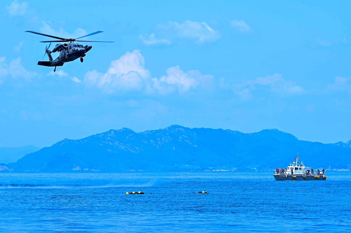 Un helicóptero de rescate se moviliza para realizar simulacros de búsqueda y rescate en aguas cercanas al condado de Namhae, a 313 kilómetros al sur de Seúl, el 14 de agosto de 2024, en esta fotografía proporcionada por la Fuerza Aérea el 17 de agosto. (FOTO NO A LA VENTA) (Yonhap)